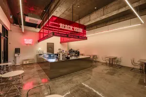 레드 네온이 빛나는 힙한 인더스트리얼 카페